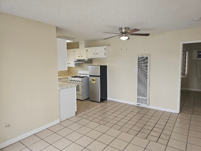 Foto del edificio - 14323 Haynes St