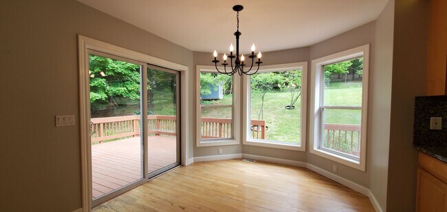 Foto del edificio - Spacious 5 Bedroom Executive Level Home