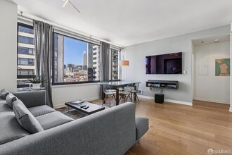 Building Photo - 260 King St