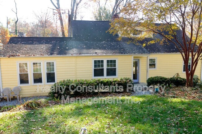 Building Photo - 2451 Lyndhurst Ave