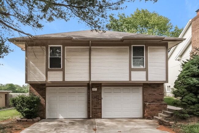 Building Photo - 307 NW Sherwood Dr