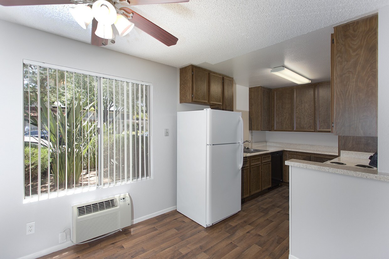Foto principal - 1018 E Lexington Ave