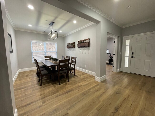 Foto del edificio - Renovated 4 Bedroom, 2.5 Bath Open Floorpl...