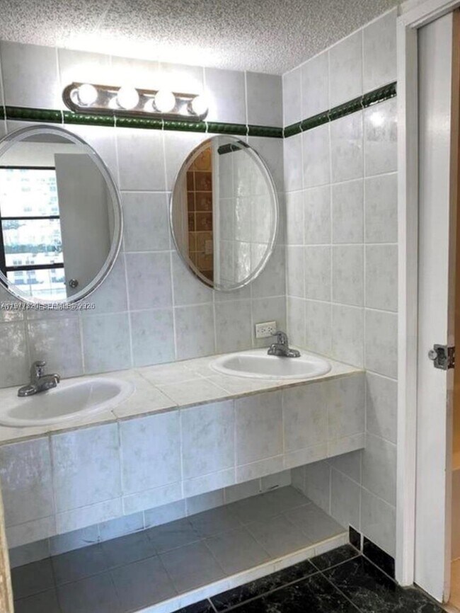 Building Photo - 16909 N Bay Rd