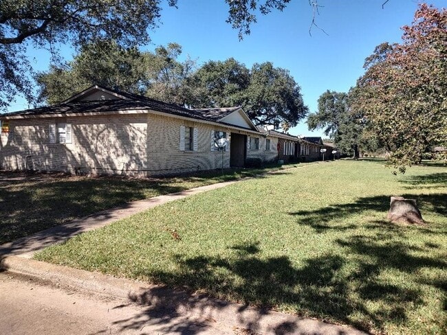 Building Photo - 2000 Bahama Dr