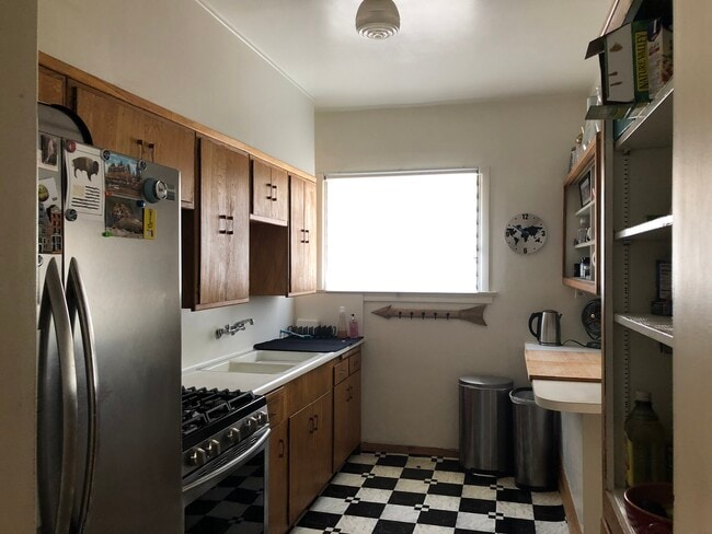 Building Photo - 116 N Croft Ave