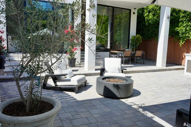 Building Photo - 738 N Sierra Bonita Ave