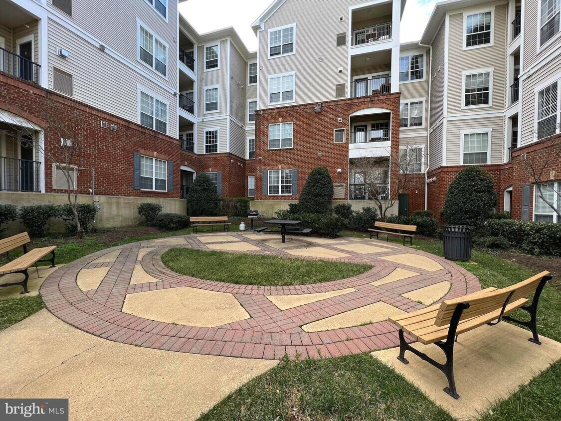 4852 Eisenhower Ave Unit 437, Alexandria, VA 22304 Room for Rent in