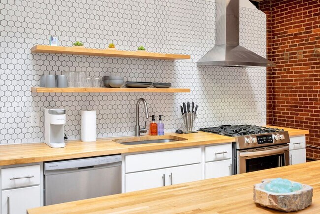 Foto del edificio - 120 E 13th St