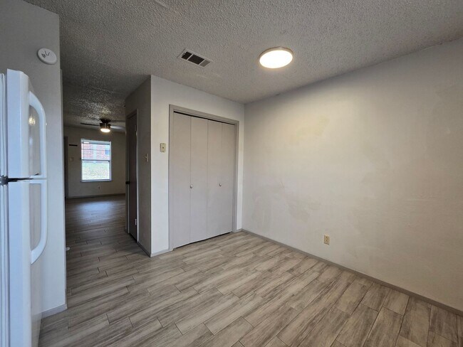 Foto del edificio - PRICE REDUCTION - AVAILABLE NOW!