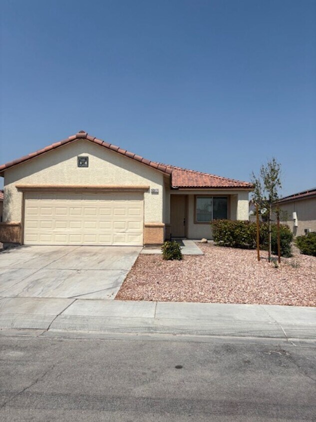 Foto principal - One story home with 3 bedrooms and 2 bath