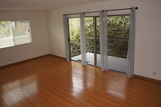 Living - 4207 Franklin Ave