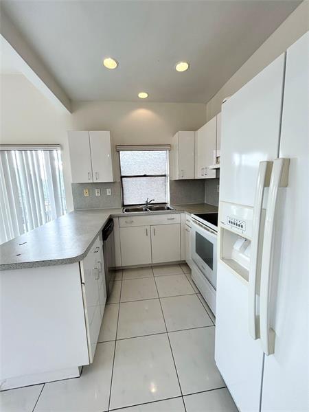 Building Photo - 4850 SW 63rd Terrace