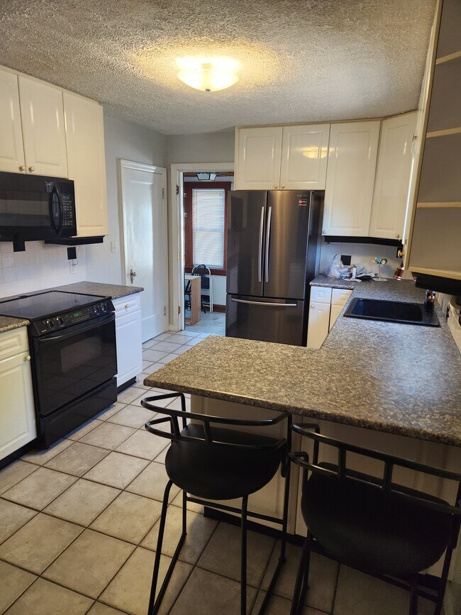 Building Photo - 168 Main St