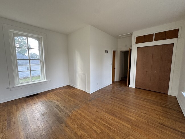 Building Photo - 402 Joliet St