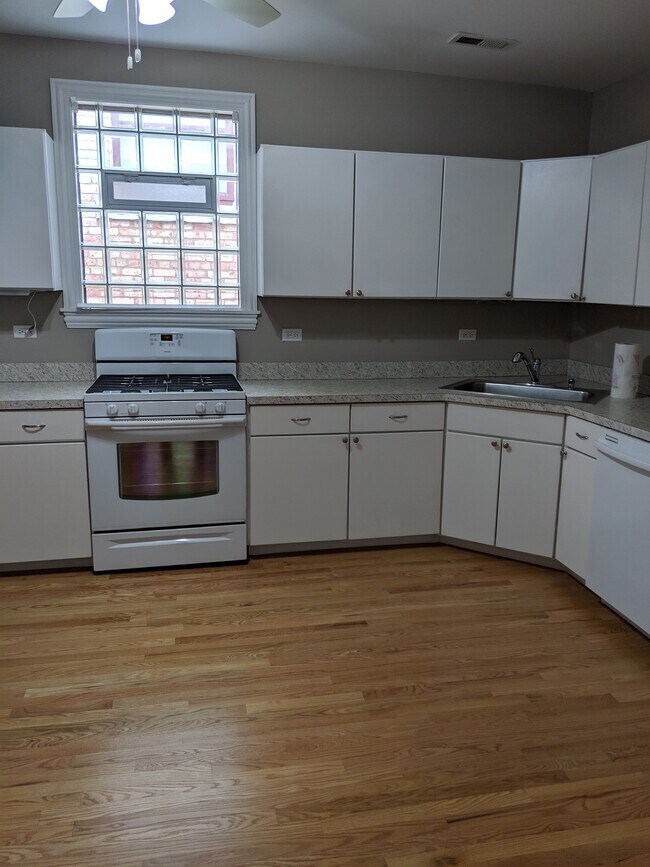 Building Photo - 4810 W Ainslie St