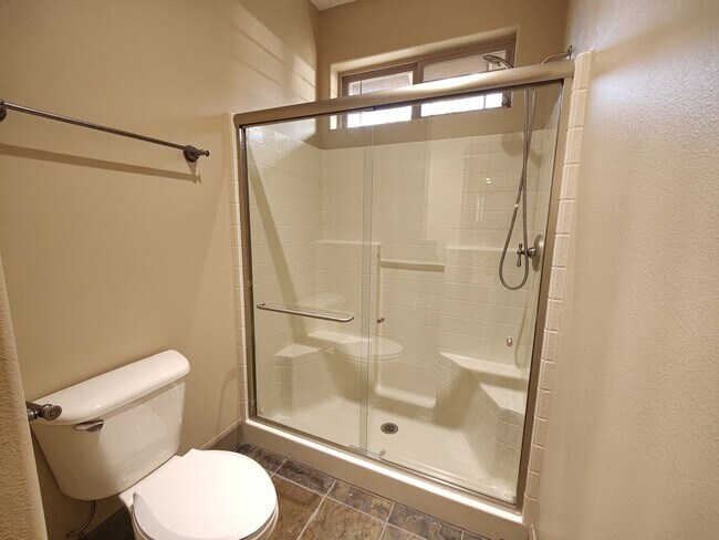 Foto del edificio - Single Level 4 Bedroom 3 Bath Beauty