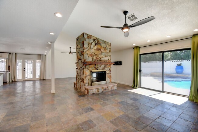 Foto del edificio - Must See 3-bedroom home! Solar! Pool!