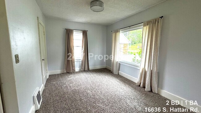 Foto del edificio - 2BD | 1BA Farmhouse with Garage, Shop, Sauna! - Oregon City