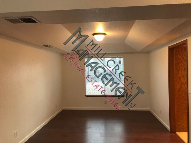 Foto del edificio - 2 Story Home