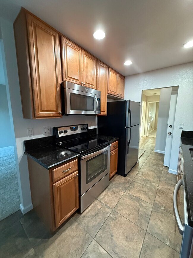 Foto del edificio - Excellent 2 bedroom 2 bathroom single story condo with private backyard.