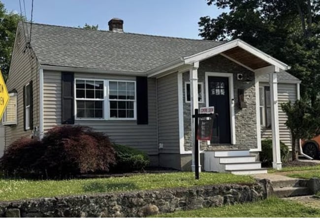 "Charming 2-Bed Retreat with Fireplace on Bald Hill Road, Warwick!" - "Charming 2-Bed Retreat with Fireplace on Bald Hill Road, Warwick!" Apartment