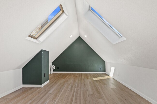 Foto del edificio - Modern 1-Bedroom Loft in Bay View – Updated Single Family Home with Parking!