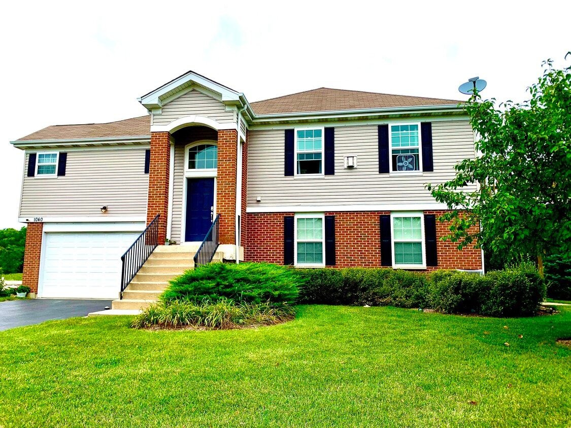 1040 Draper Rd, McHenry, IL 60050 Townhome Rentals in McHenry IL