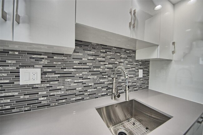 Foto del edificio - 1660 NE 191st St