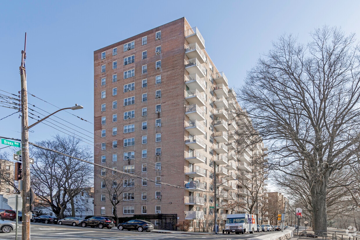 Primary Photo - Parkside Apartments