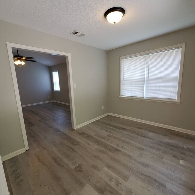 Building Photo - Southern Comfort: Your Dream Rental Home i...