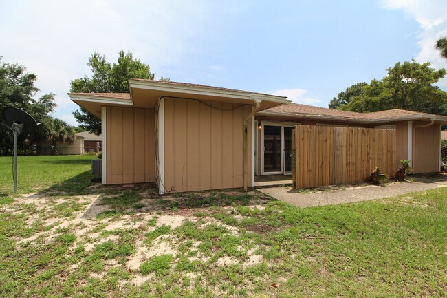 Foto del edificio - Gulf Breeze 2BR Apartment in Greenbriar with Large Bedrooms, Fenced Patio, Huge Backyard & Water/...