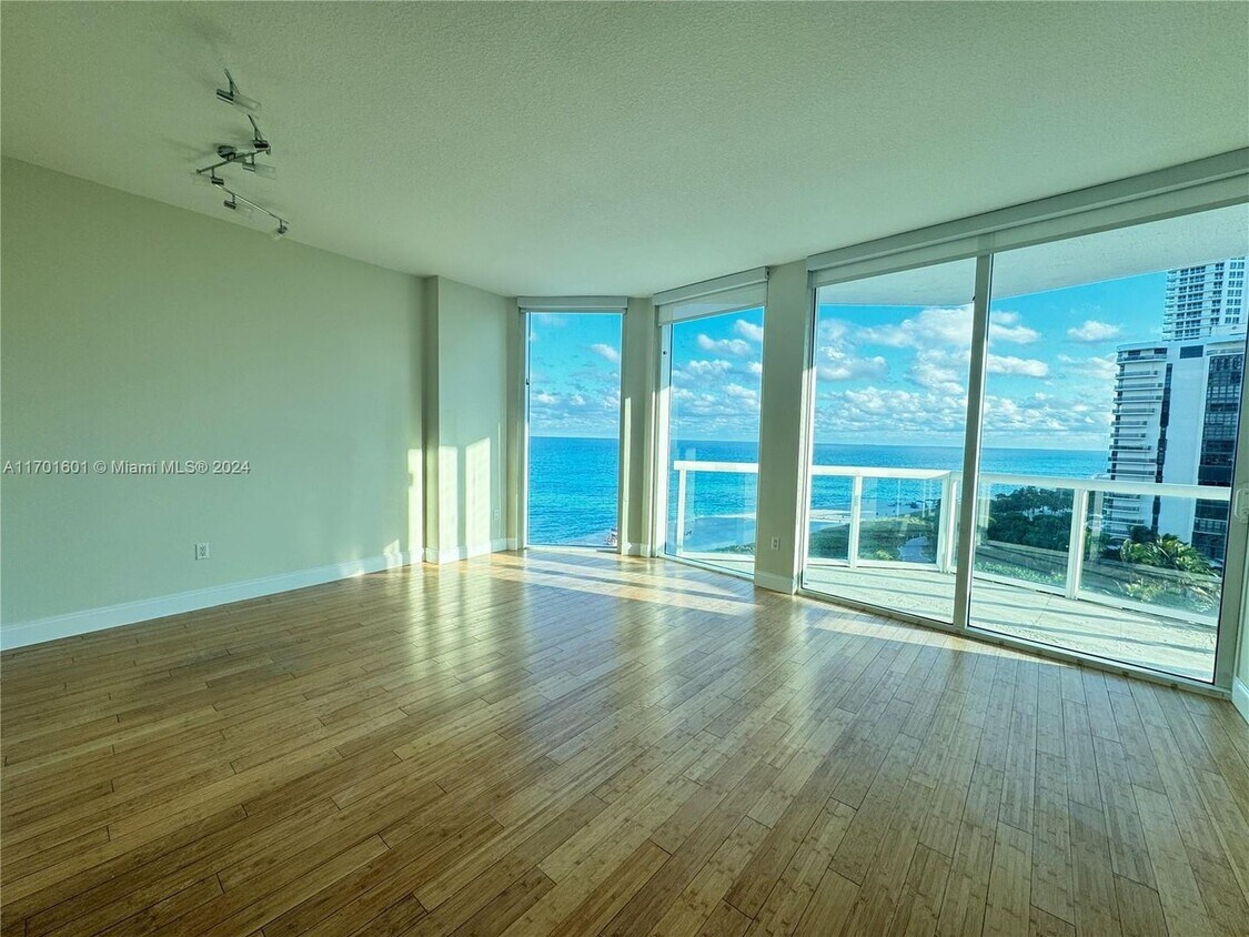 Foto principal - 6515 Collins Ave