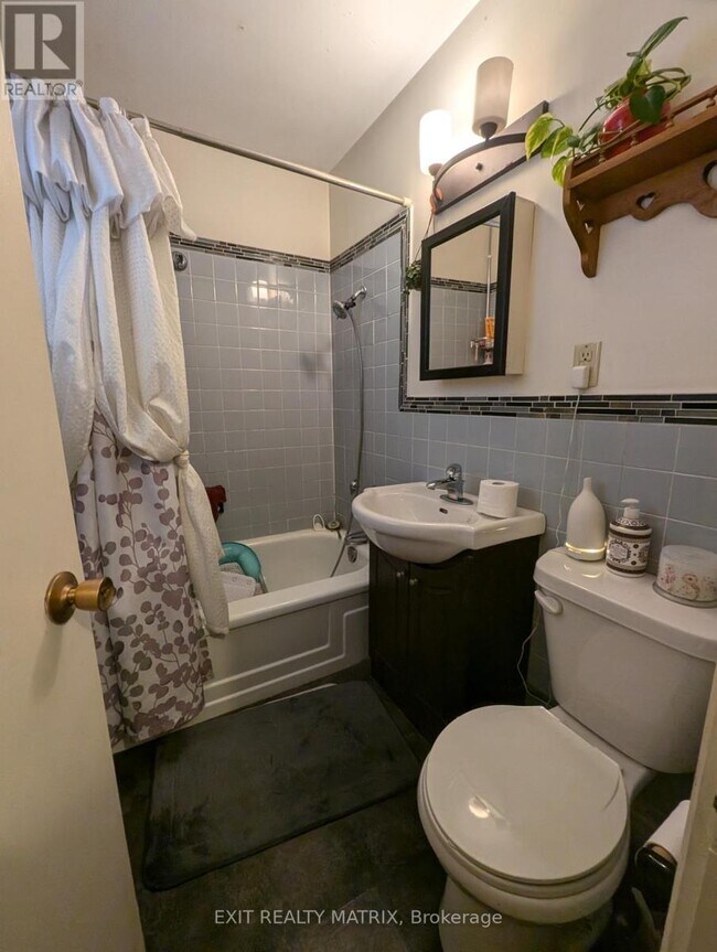 Building Photo - 2039 44