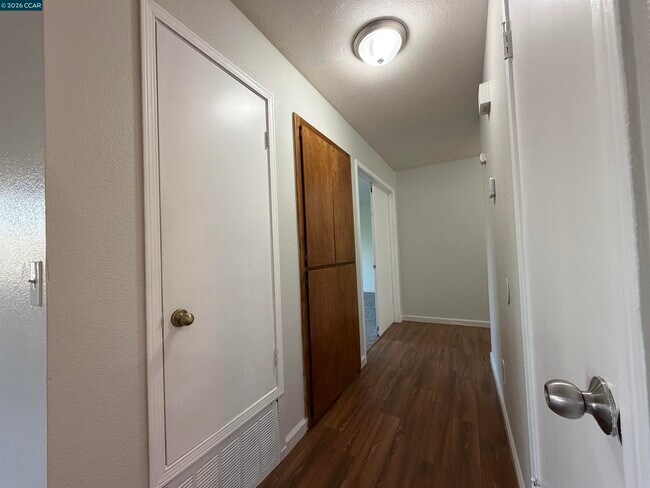 Foto del edificio - 2510 Peppertree Dr