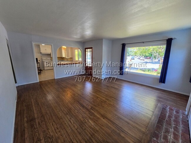 Foto del edificio - Beautiful 2 bedroom, 1 bath in the desirable Montgomery Village neighborhood - Santa Rosa