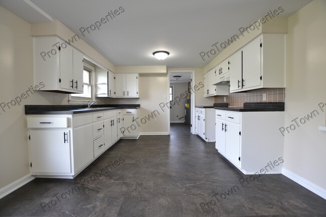 Foto del edificio - 2417 Essington Rd