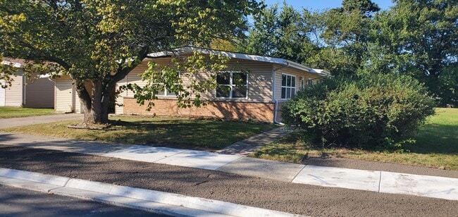 Building Photo - 320 Somonauk St