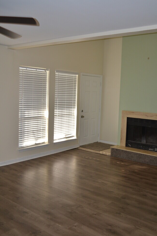 Foto del edificio - 327 Cedarwood Dr