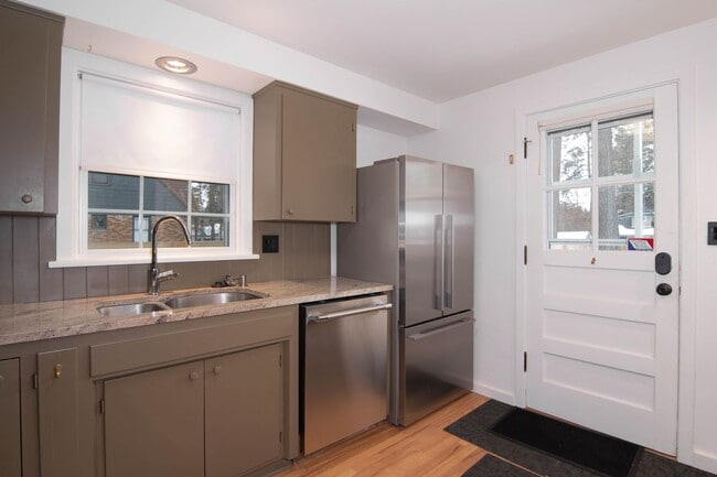Building Photo - Beautifully updated 3 bed 1.5 bath South h...