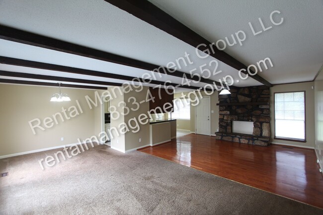 Foto del edificio - New On The Market! 3BR 2BA + Lower Level D...