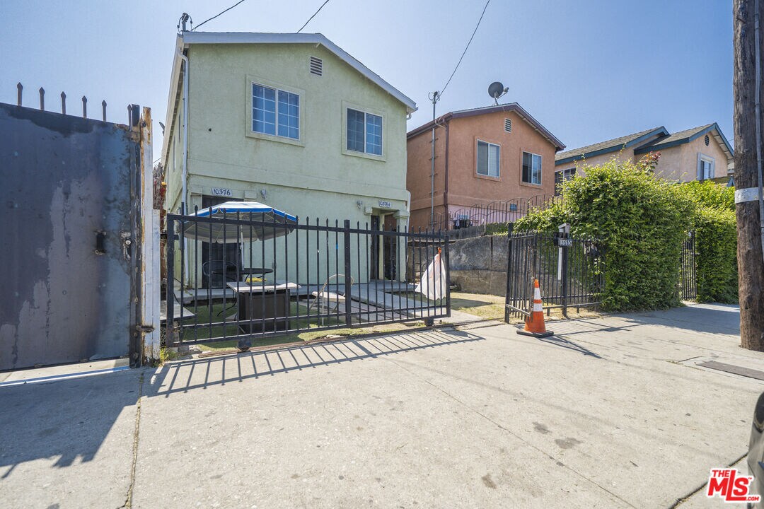 Foto principal - 10376 Wilmington Ave