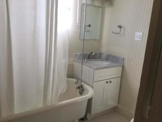 Building Photo - Spacious apartment on Magazine St