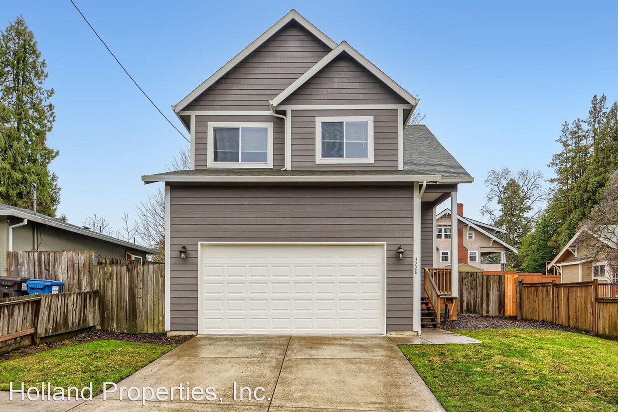 3 br, 2.5 bath House 3228 SE Filbert St House Rental in Milwaukie