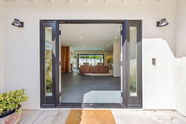 Building Photo - 2063 S Broadmoor Dr