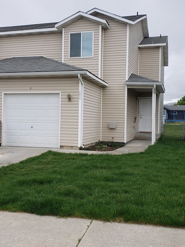 Building Photo - Wonderful Updated 3 bedroom 2 Bath 3 level Duplex in Post Falls.