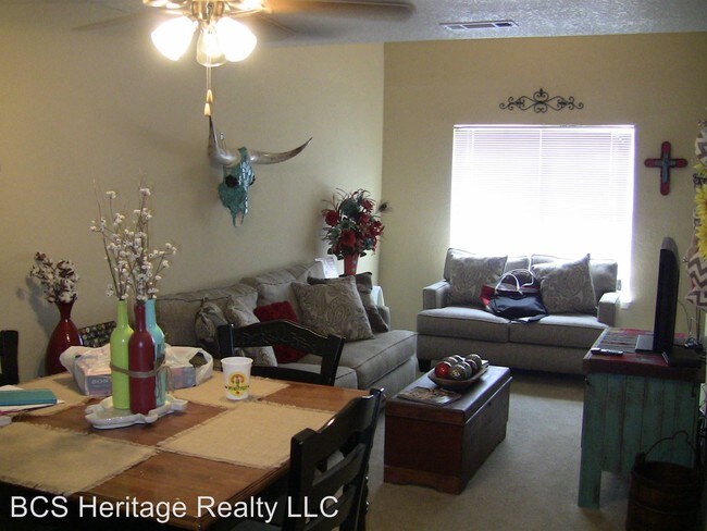 Building Photo - 1102 Spring Loop