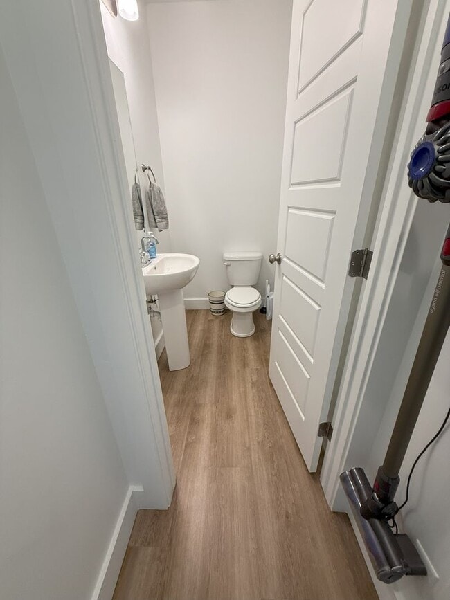 Building Photo - Modern 3-Bedroom End-Unit Townhome in Smit...