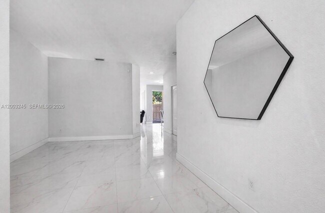 Foto del edificio - 905 SW 149th Ct