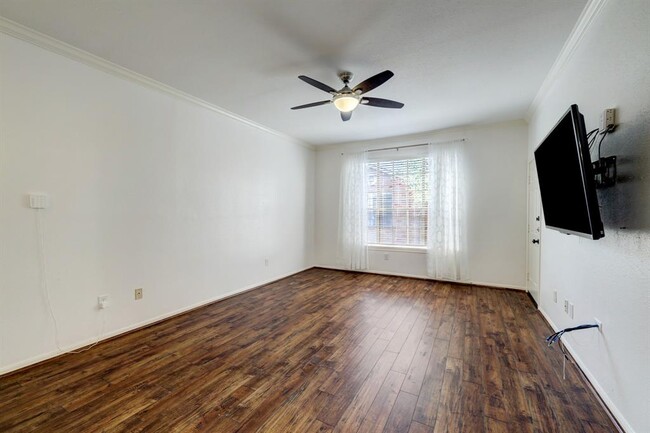 Building Photo - 2255 Braeswood Park Dr